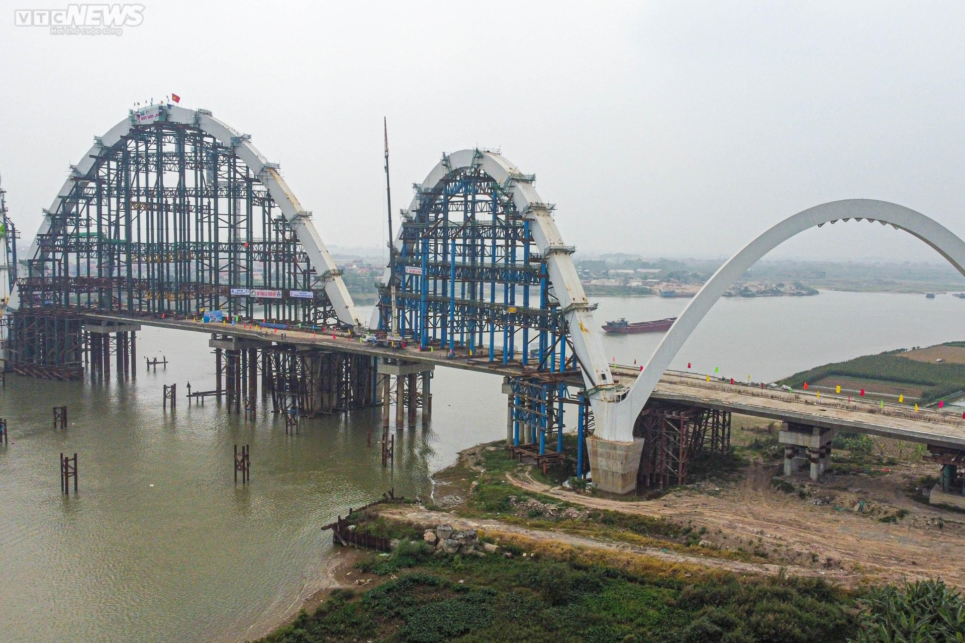 Cầu vòm thép cao nhất Việt Nam bắc qua sông Đuống nhìn từ trên cao. (Ảnh: Đắc Huy)