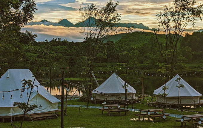 A camp site by Ghenh Che Lake in Thai Nguyen Province. Photo by Tron Glamping