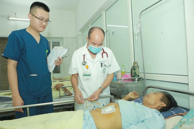 Bệnh nhân đang điều trị tại Bệnh viện Bạch Mai. Ảnh: Thành Dương