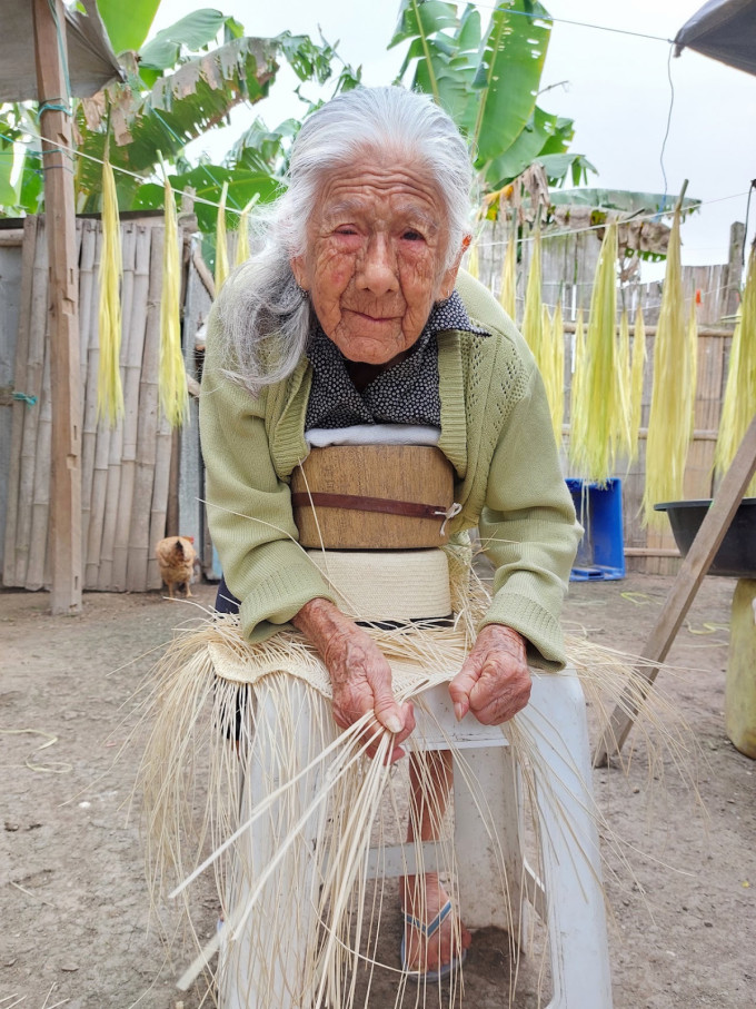 Cụ bà Chavez, 73 tuổi, ở Montecristi, Ecuador làm nghề từ tuổi 13 và đạt đến trình độ 40 mối đan trên mỗi inch. Hiện tuổi cao, bà thường làm công đoạn tước lá thành sợi và đan các nón dưới 17-18 mối đan. Gia đình cụ Chavez là một trong những địa chỉ anh Trần Hải Đông đặt mũ. Ảnh: Trần Hải Đông