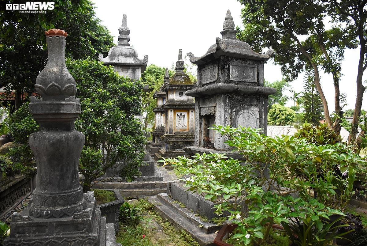 Trải qua chiến tranh tàn phá, chùa vẫn còn lưu giữ được hệ thống tháp đá thời Lê và thời Nguyễn khá đồ sộ.