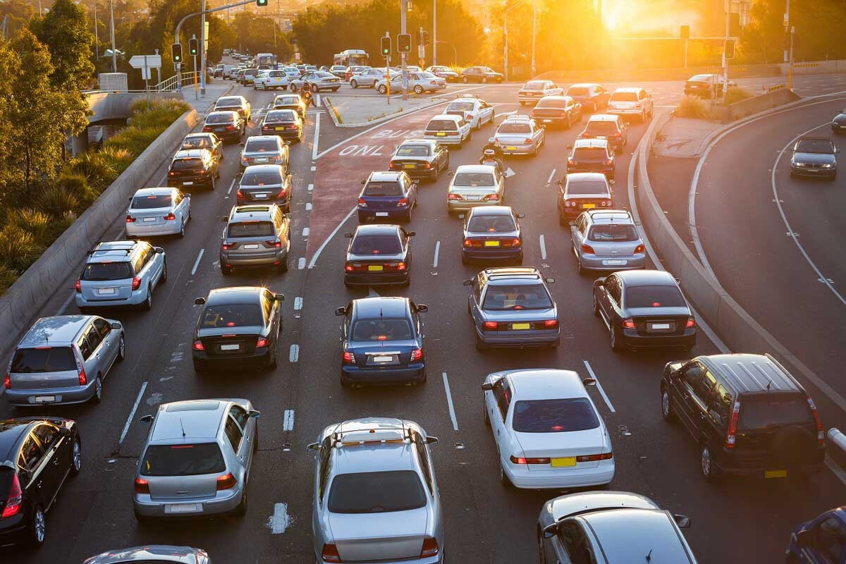 Thói quen lái xe vào giờ tắc đường là một trong những nguyên nhân khiến ô tô ngốn nhiều nhiên liệu.