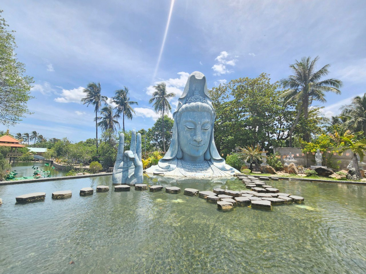 Ngoài tượng Phật trôi dạt từ biển, trong chùa còn có bức tượng Phật nửa chìm nửa nổi trong hồ nước được dựng ở khuôn viên.