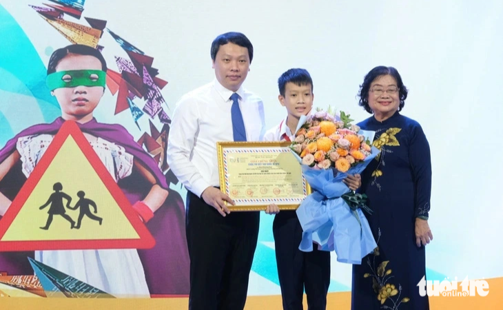 Đào Khương Duy nhận giải nhất quốc gia Cuộc thi viết thư quốc tế UPU lần thứ 52 - Ảnh: HÀ THANH
