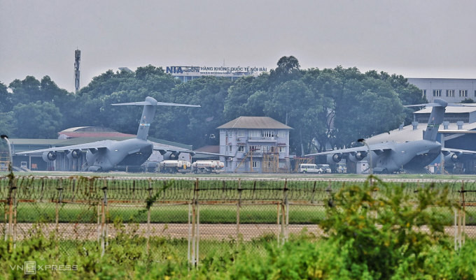Hai chiếc C-17 dừng phía trước khu vực bảo dưỡng hangar của VAECO để đợi bốc dỡ hàng hóa. Ảnh: Giang Huy