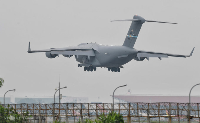 Chiếc C-17 thứ hai số hiệu 66166 đang đáp xuống Nội Bài. Ảnh: Giang Huy