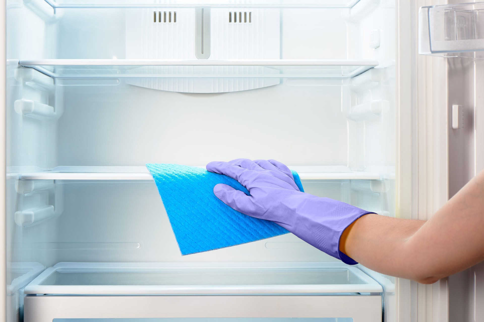 Thường xuyên vệ sinh tủ lạnh để loại bỏ vi khuẩn, nấm mốc. (Ảnh: Reader's Digest)
