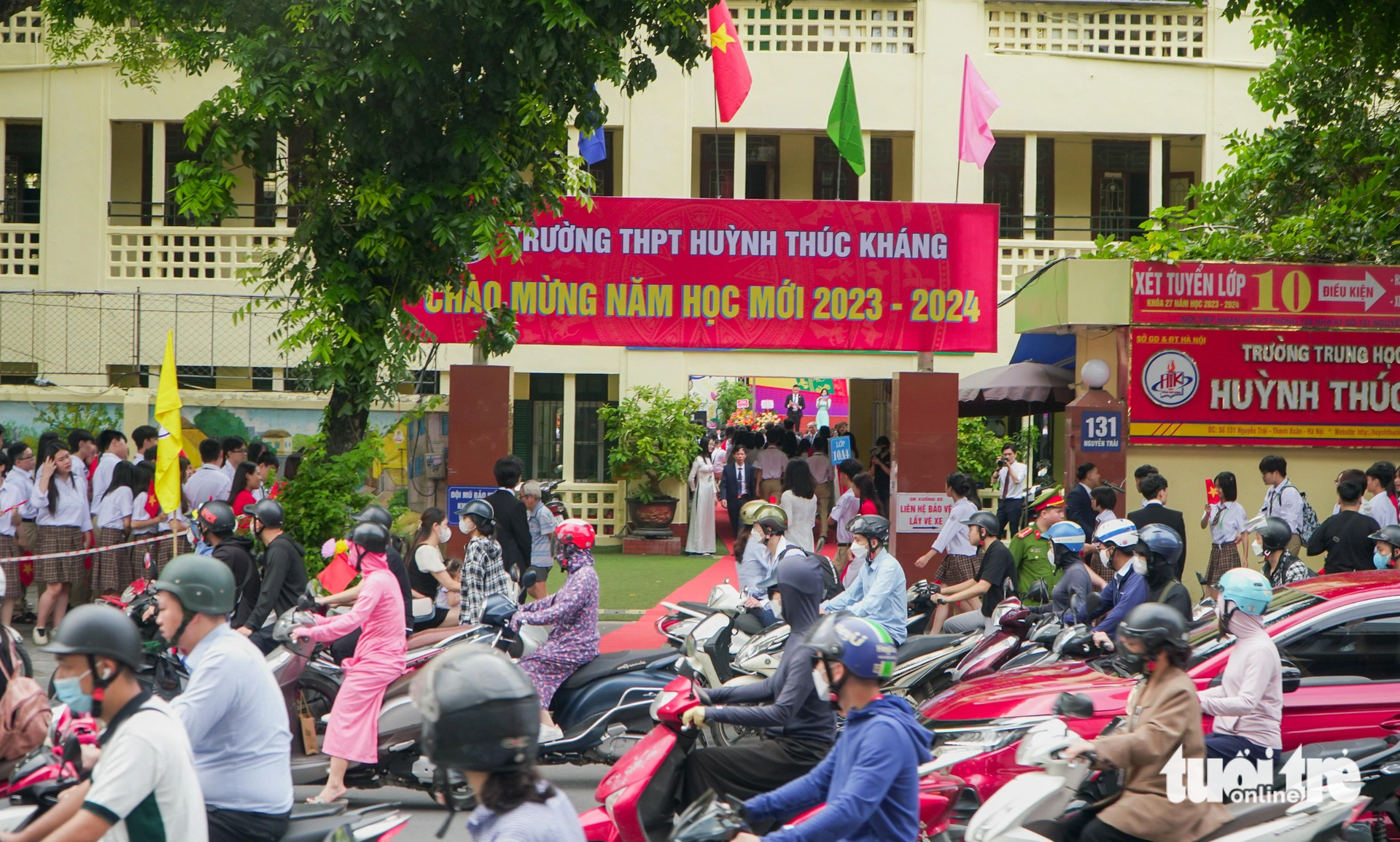 Một trường học tại Hà Nội tổ chức lễ khai giảng sáng 5-9. Ngoài cổng trường là dòng người nối đuôi nhau đi làm