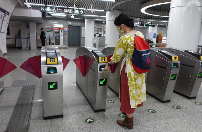 Dùng thẻ Yikatong đi tàu điện ngầm tới các điểm tham quan. Ảnh: Trịnh Hằng