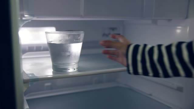 Đặt một cốc nước vào ngăn đá vào ban đêm, sau chuyển xuống ngăn mát vào sáng hôm sau có thể tiết kiệm điện năng hiệu quả. Ảnh minh họa: iStock