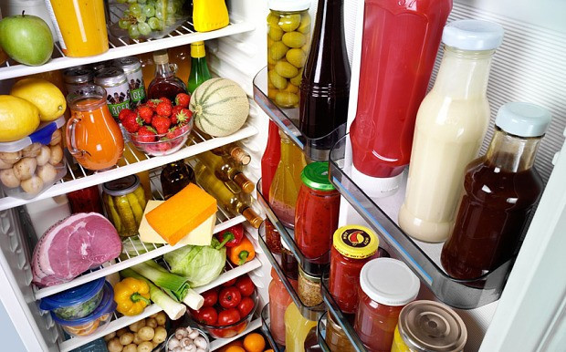 Không nên nhồi nhét quá nhiều thức ăn vào tủ lạnh sẽ gây phản tác dụng, khiến tủ lạnh tiêu thụ nhiều điện năng để làm mát. Ảnh minh họa: Tipsmake