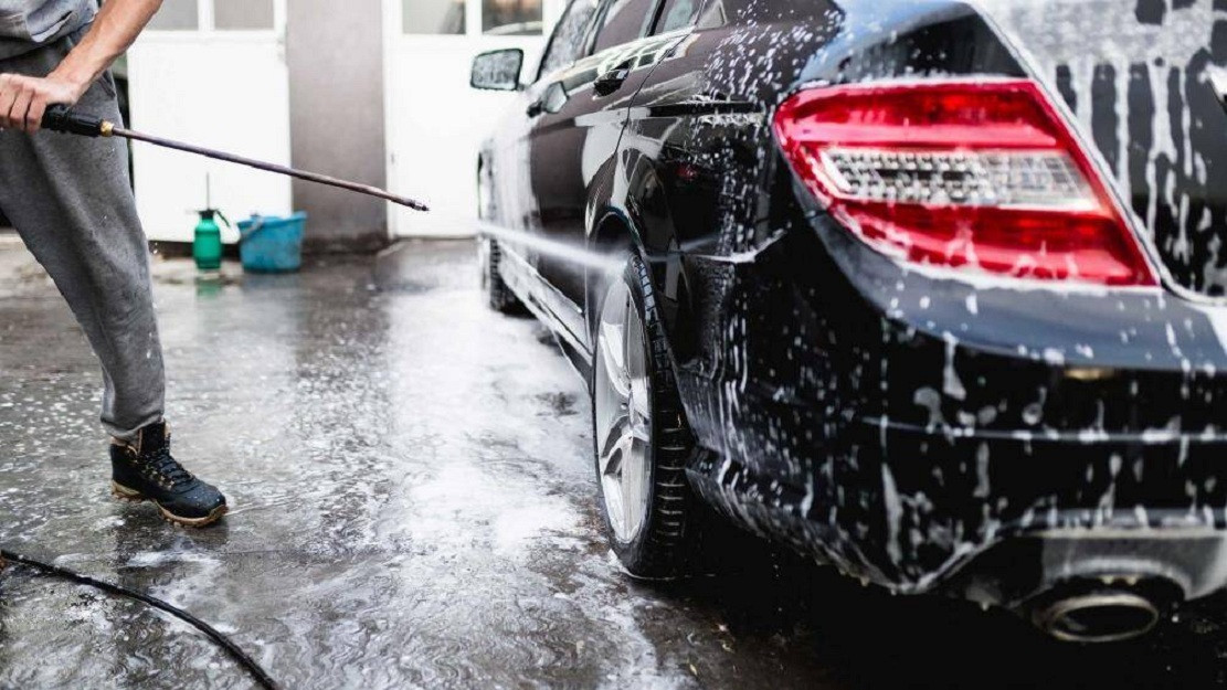Rửa xe bằng nước mưa về lâu về dài sẽ có tác động lớn đến độ bền và màu sơn của xe. (Ảnh minh họa)