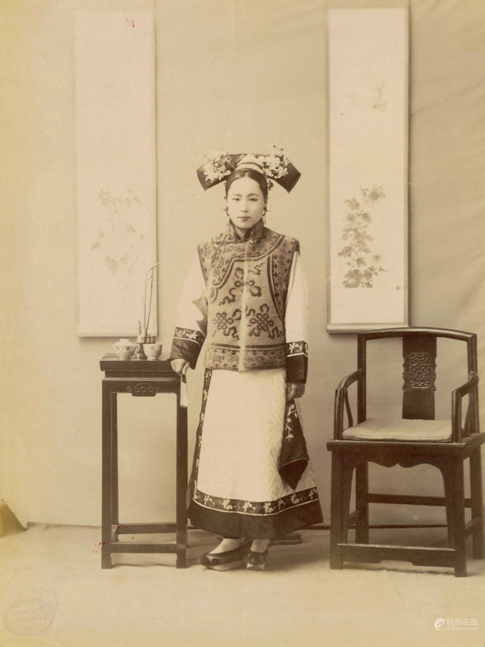 Người phụ nữ mặc trang phục của tầng lớp quý tộc, chụp trước năm 1906. Ảnh của Sanshichiro Yamamoto từng nhiều lần được triển lãm, lần gần nhất là tại Công viên Trung Sơn ở Bắc Kinh, Trung Quốc hồi tháng 5.