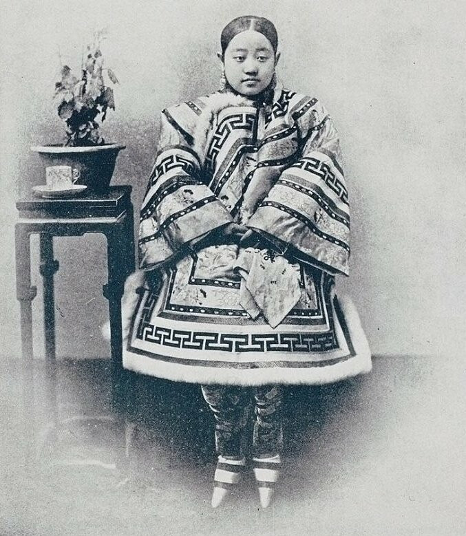 Cô gái bó chân người Hán trong trang phục mùa đông.