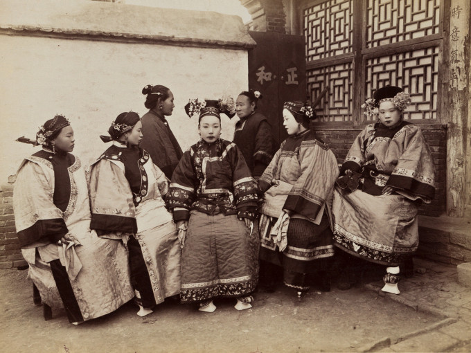 Bức hình ghi lại các ăn vận, làm tóc của người Mãn và Hán.