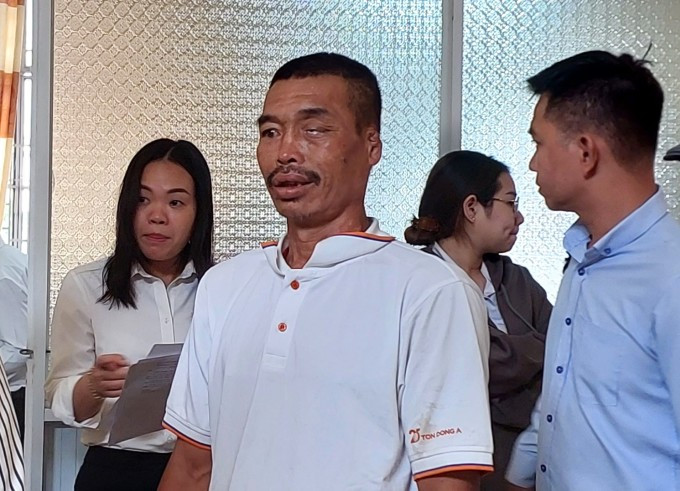 Bị hại Trương Văn Trung đến tòa hôm nay. Ảnh: An Minh