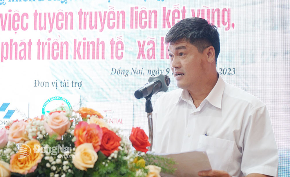 Phó tổng biên tập Báo Bình Dương Huỳnh Minh Dân trình bày tham luận tại hội thảo. Ảnh: Huy Anh