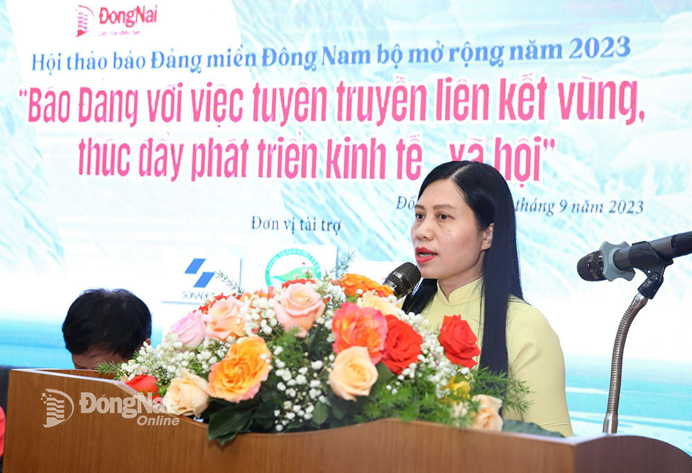 Phó tổng biên tập Báo Đồng Nai Hoàng Thị Bích Phú trình bày tham luận tại hội thảo. Ảnh: Huy Anh