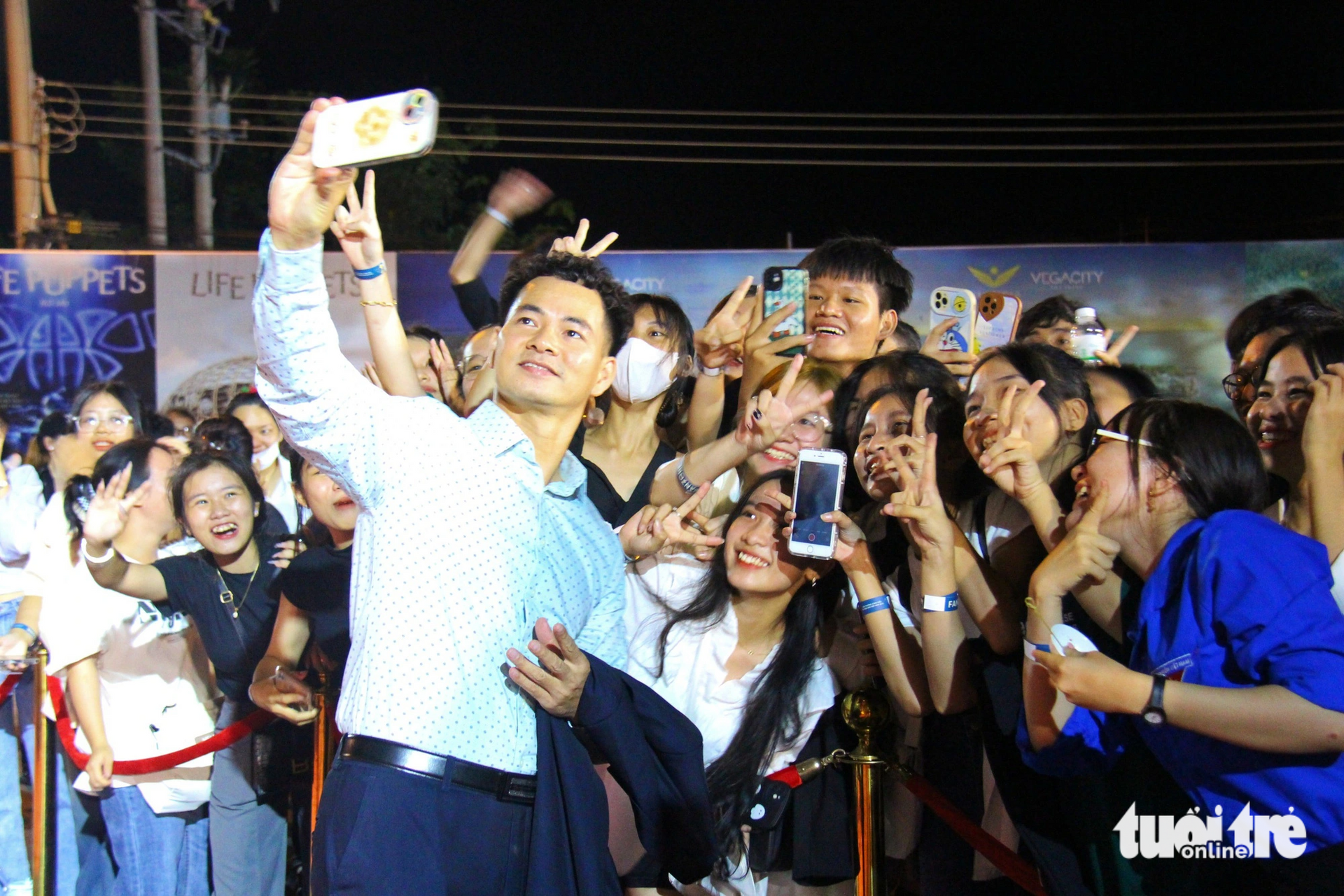 Diễn viên, MC Xuân Bắc cũng được khán giả Nha Trang hào hứng chào đón - Ảnh: MINH CHIẾN