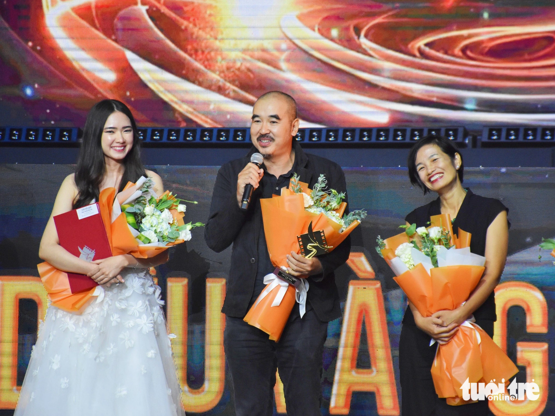 (Từ trái sang) Diễn viên Juliet Bảo Ngọc Doling, đạo diễn Bùi Thạc Chuyên và nhà sản xuất Trần Thị Bích Ngọc nhận giải Cánh diều vàng cho phim điện ảnh 'Tro tàn rực rỡ' - Ảnh: TRẦN HOÀI