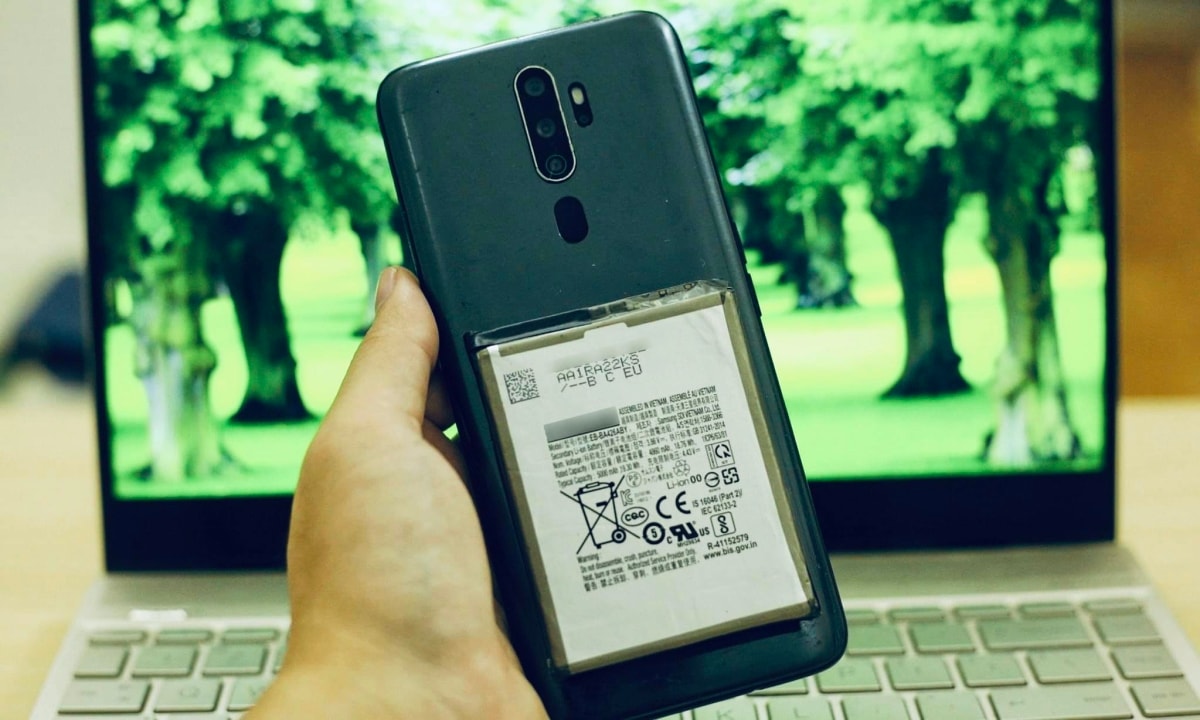 Một chiếc điện thoại android đang được độ pin mới ra ngoài vỏ máy. Ảnh: Hoàng Giang
