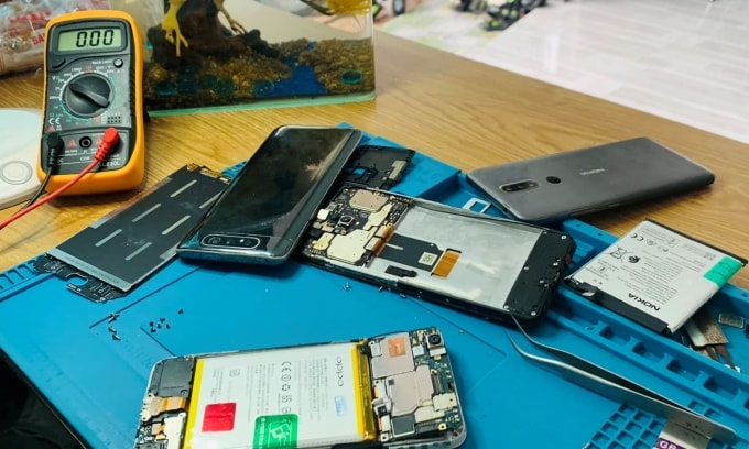 Những chiếc điện thoại Android cũ đang được tháo pin. Ảnh: Nguyễn Kỳ