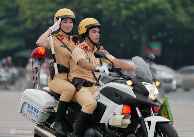 Cảnh sát giao thông làm nhiệm vụ phân luồng dịp tháng 6/2022. Ảnh: Ngọc Thành