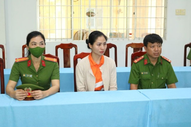 Cơ quan CSĐT Công an tỉnh Trà Vinh tống đạt các quyết định đối với bị can Phạm Thị Thanh Thùy. (Ảnh: Phạm Hơn)