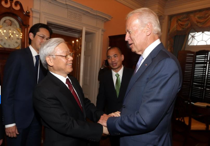 Tổng bí thư Nguyễn Phú Trọng bắt tay ông Joe Biden, lúc đó là phó tổng thống Mỹ, trong chuyến thăm chính thức Mỹ vào năm 2015 - Ảnh: TTXVN