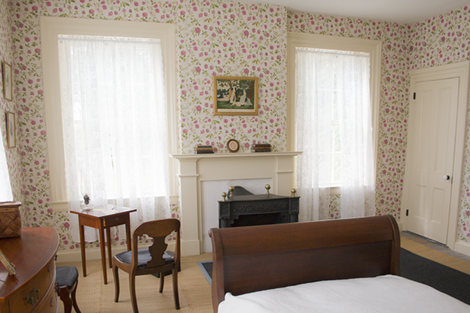 Căn phòng ngủ của Emily Dickinson tại Amherst, cạnh cửa sổ là chiếc bàn Emily dùng để viết nên những bài thơ của mình. Ảnh: Emily Dickinson Museum.