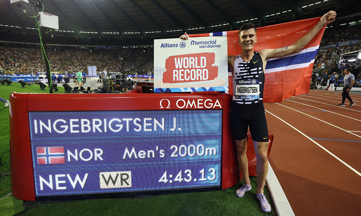 Ingebrigtsen vui mừng sau khi lập kỷ lục thế giới nội dung 2.000 m nam. Ảnh: Reuters