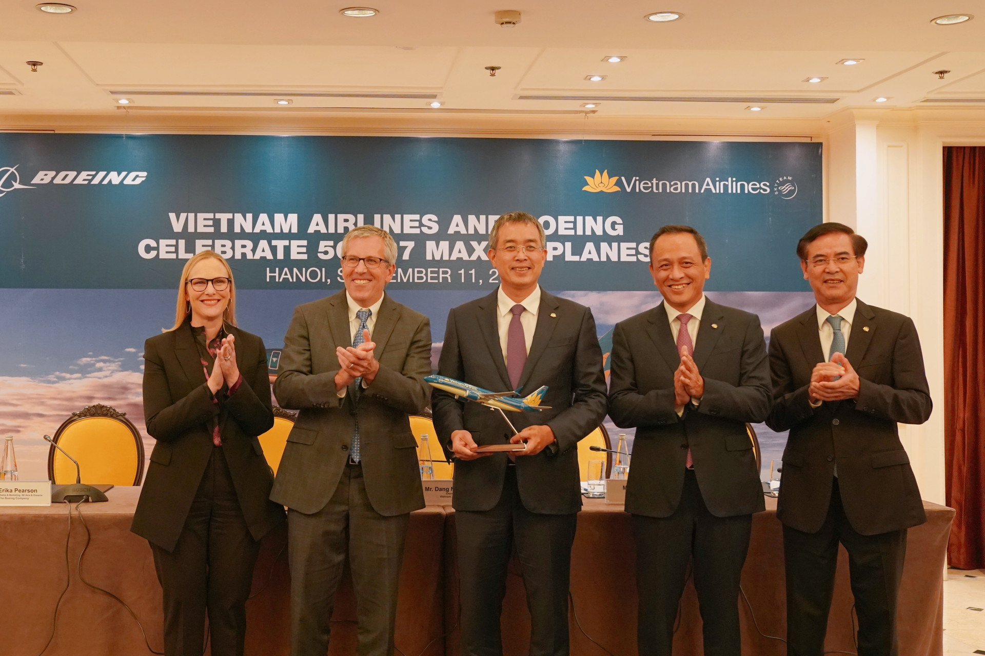 Hãng hàng không Vietnam Airlines và tập đoàn sản xuất máy bay Boeing đã ký kết bản ghi nhớ về việc chào bán 50 máy bay thân hẹp Boeing 737 MAX với giá trị 10 tỷ USD.