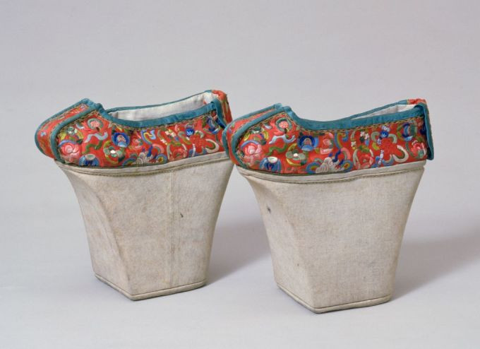 Một mẫu giày khác của phụ nữ trong cung thời nhà Thanh, cao 17 cm. Ngoài tác dụng làm đẹp dáng, loại giày thể hiện địa vị cao sang của người sử dụng. Chỉ những người được rèn luyện mới có thể sử dụng thành thạo, người dân lao động không thể đi loại cao đế này.