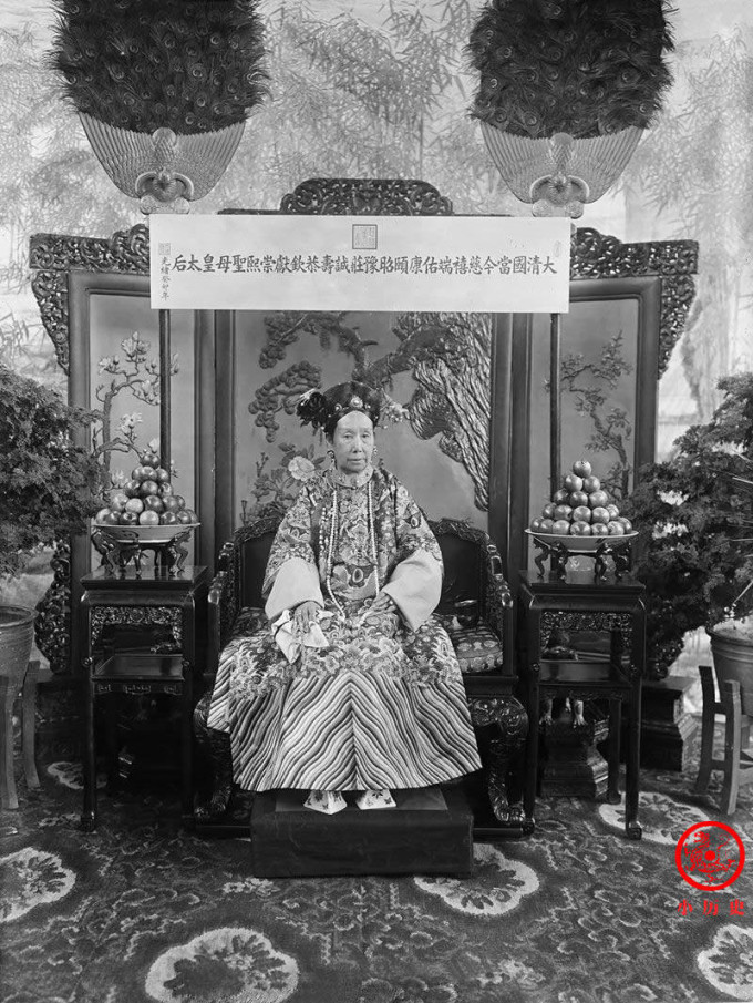 Ảnh Từ Hy thái hậu chụp năm 1903, cho thấy bà đeo trang sức ngọc trai, đi giày chậu hoa. Theo trang web Bảo tàng Cố Cung, đây là một trong ba loại giày phổ biến ở hậu cung thời Thanh.