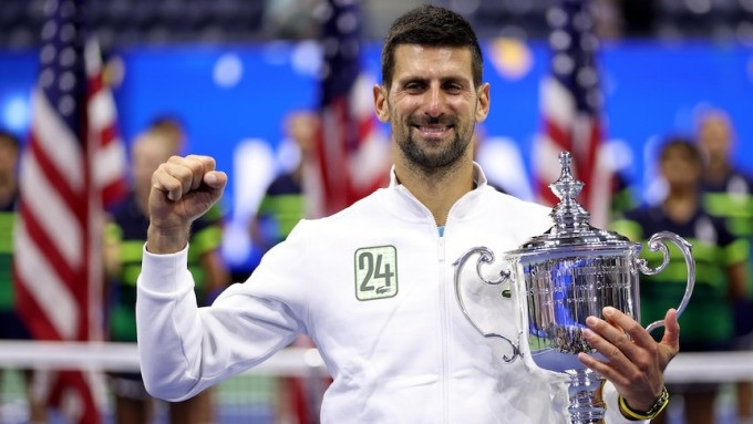 Djokovic mặc chiếc áo in số 24, với ý nghĩa kỷ lục 24 Grand Slam, khi nâng cup Mỹ Mở rộng. Ảnh: USO
