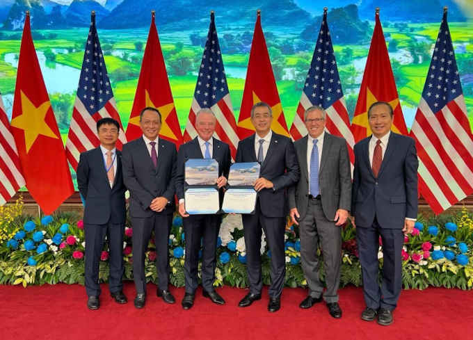 Đại diện Vietnam Airlines và Boeing ký thỏa thuận mua 50 tàu bay Boeing 737 Max trị giá 10 tỷ USD, nhân chuyến thăm cấp Nhà nước của Tổng thống Mỹ Joe Biden, ngày 11/9. Ảnh: VNA