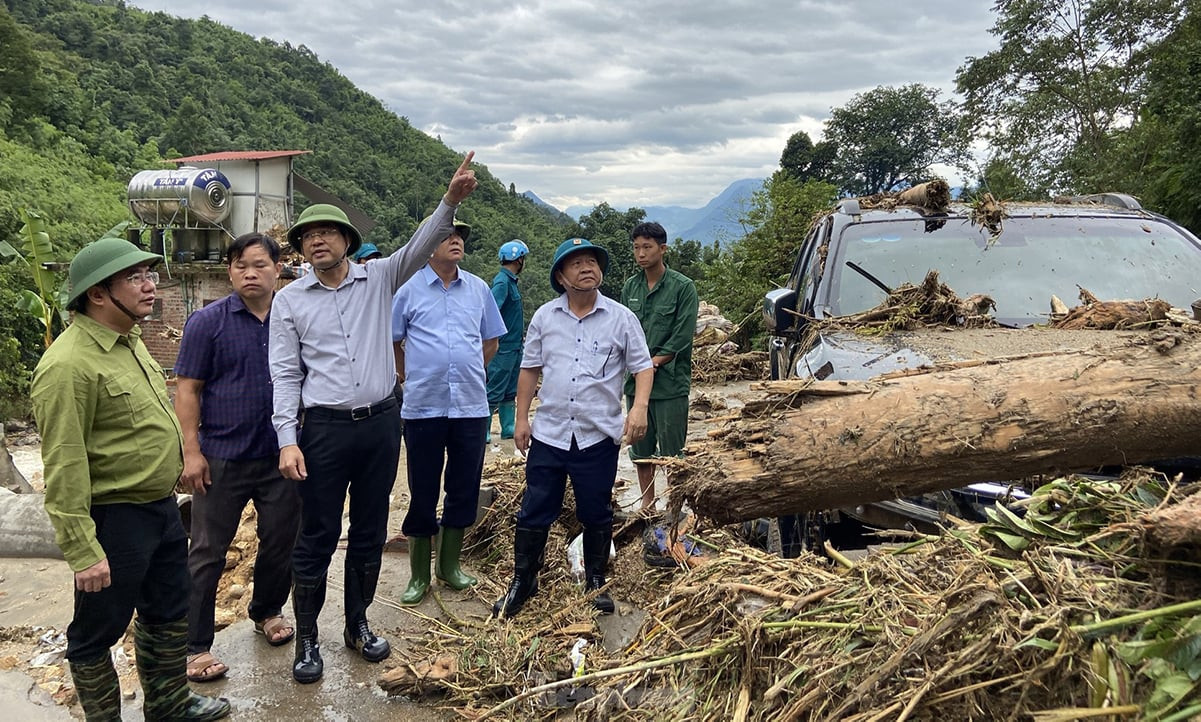 Cũng trong sáng cùng ngày, Chủ tịch UBND tỉnh Lào Cai Trịnh Xuân Trường có mặt tại hiện trường để chỉ đạo công tác tìm kiếm, cứu nạn.