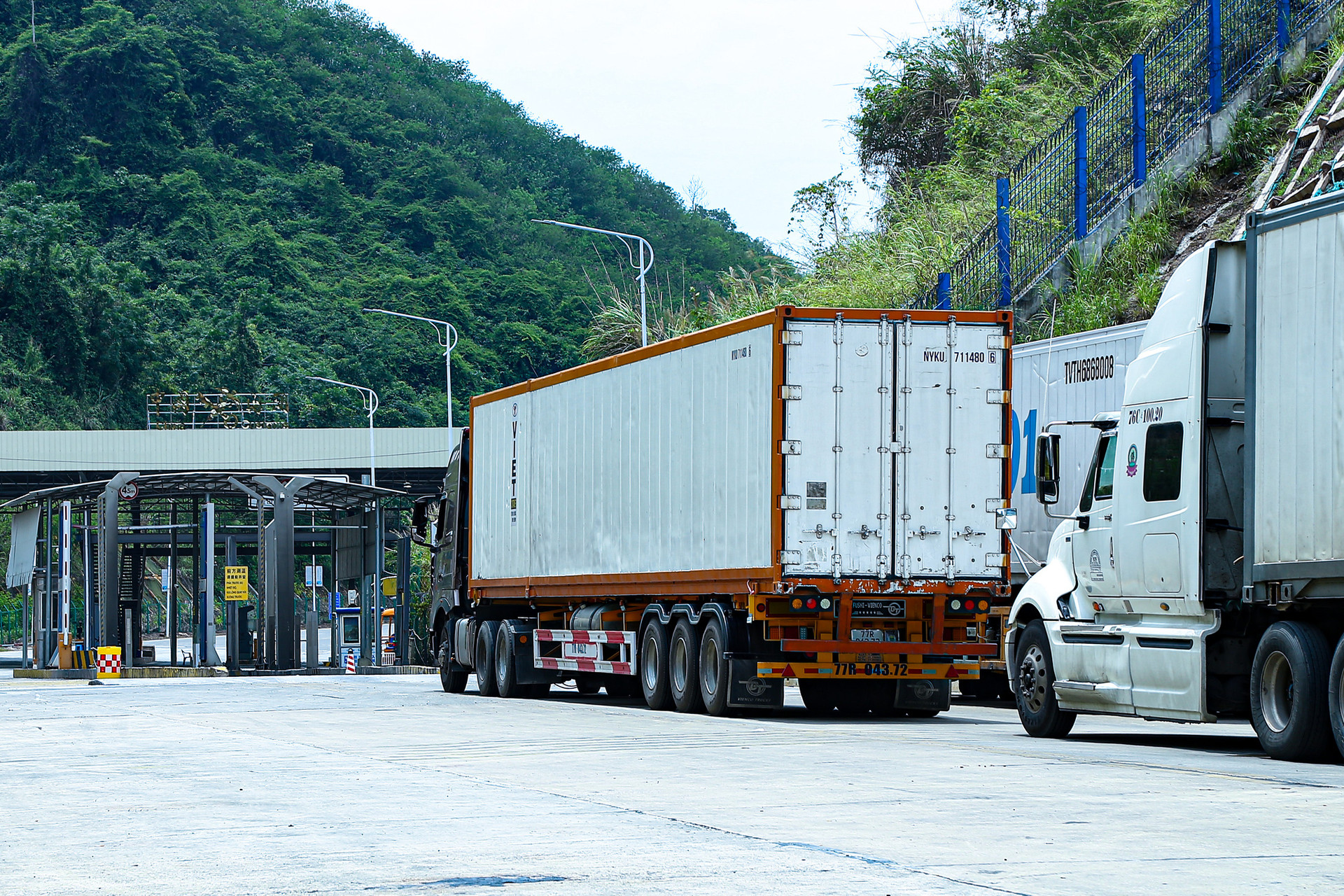 Xe container xếp hàng trước khi xuất khẩu sang Trung Quốc tại khu vực cửa khẩu Tân Thanh, Lạng Sơn - Ảnh: HÀ QUÂN