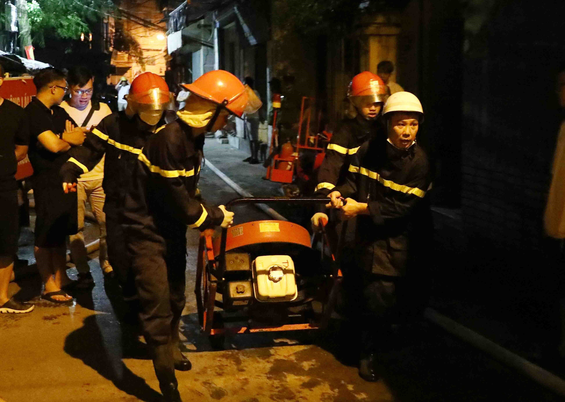 Lực lượng phòng cháy chữa cháy và cứu nạn cứu hộ đưa thiết bị chuyên dụng tiếp cận đám cháy - Ảnh: TTXVN