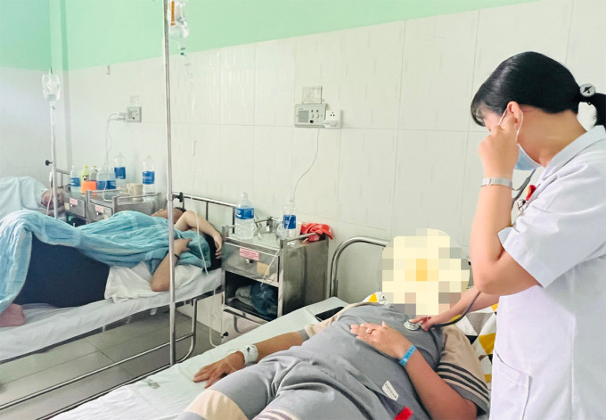 Bệnh nhân đang điều trị tại Bệnh viện Đa khoa Vĩnh Đức. Ảnh: Sơn Thủy