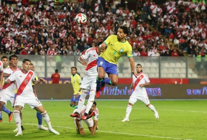 Marquinhos (áo vàng) đánh đầu lập công cho Brazil trong trận thắng Peru sáng 13/9. Ảnh: Reuters