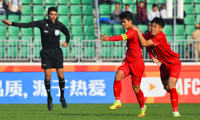 Khuất Văn Khang (áo đỏ trái) và Nguyễn Đình Bắc (phải) là hai trong 18 cầu thủ U20 được chọn cho ASIAD 19. Ảnh: AFC