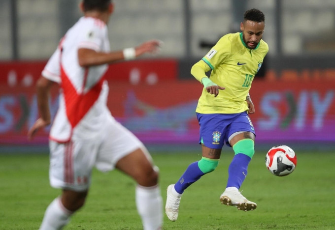 Neymar (áo vàng) chơi trong vai trò cầu thủ dẫn dắt lối chơi của Brazil trước Peru. Ảnh: EFE