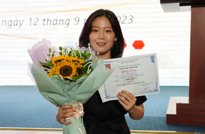 Lee Hanbyeol nhận giấy khen cùng phần thưởng 2 triệu đồng sau khi giành giải nhất cuộc thi Hùng biện tiếng Việt tối 12/9. Ảnh: HANU