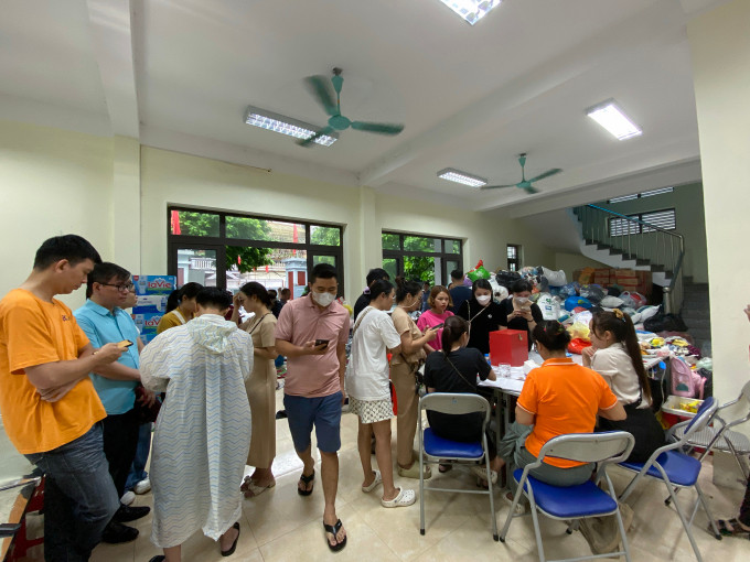 Rất đông người dân đến ủng hộ quần áo, nhu yếu phẩm và tiền mặt tại nhà văn hóa tổ dân phố số 18, trưa 14/9. Ảnh: Quỳnh Nguyễn