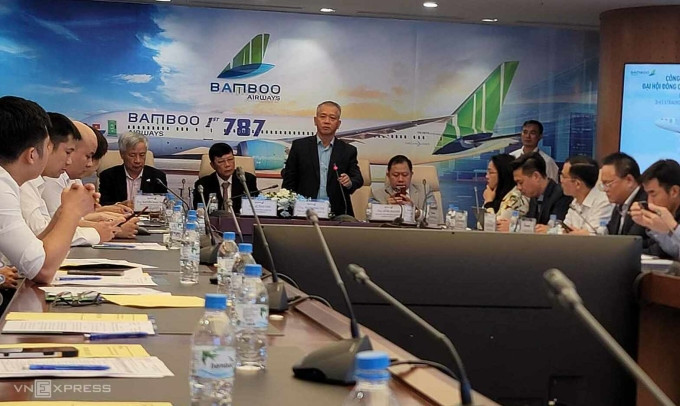 Ông Phan Đình Tuệ, thành viên HĐQT Sacombank và Bamboo Airways chia sẻ thông tin tại phiên họp bất thường hãng hàng không này sáng 15/9. Ảnh: Anh Tú