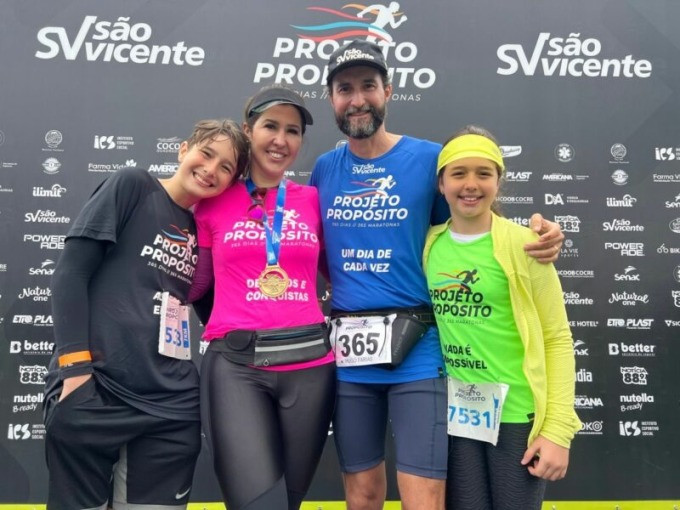Farias được vợ và các con chúc mừng sua khi hoàn thành cữ marathon thứ 365. Ảnh: Strava / Hugo Farias