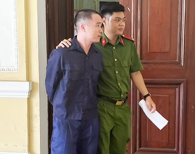 Bị cáo Nguyễn Văn Hảo sau phiên tòa hôm nay. Ảnh: Hồng Hào