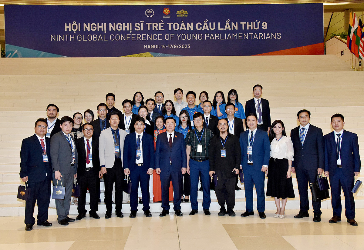 Chủ tịch Quốc hội Vương Đình Huệ chụp ảnh cùng 20 thanh niên Việt Nam tiêu biểu tham dự hội nghị. (Ảnh: Lâm Hiển).