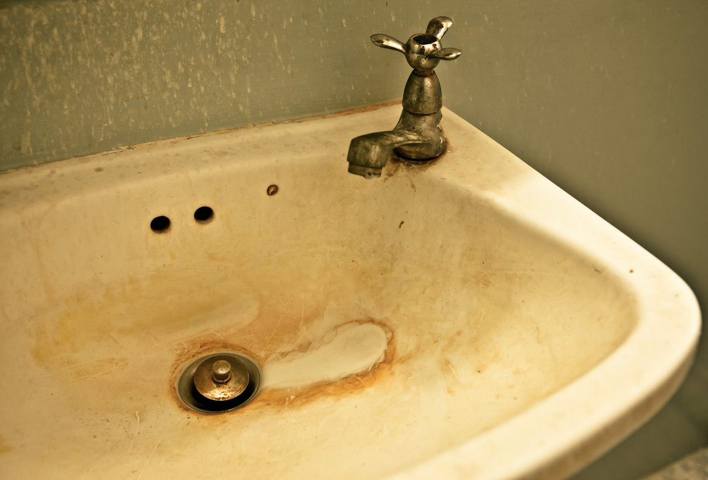 Nước giếng khoan bị nhiễm sắt ảnh hưởng đến sức khỏe con người và gây hư hỏng các thiết bị trong gia đình. (Ảnh: Action Plumbing)